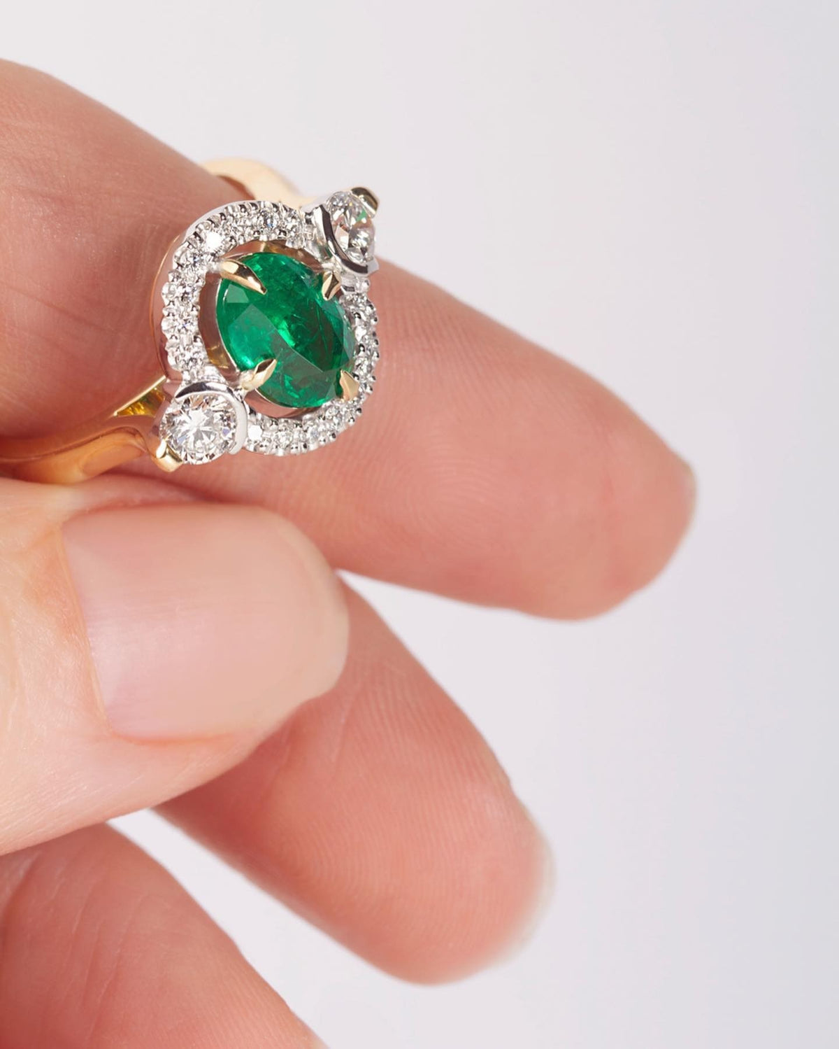 Zambian Emerald and diamonds handcrafted in 18ct yellow gold - PG-BI-286 - image 3