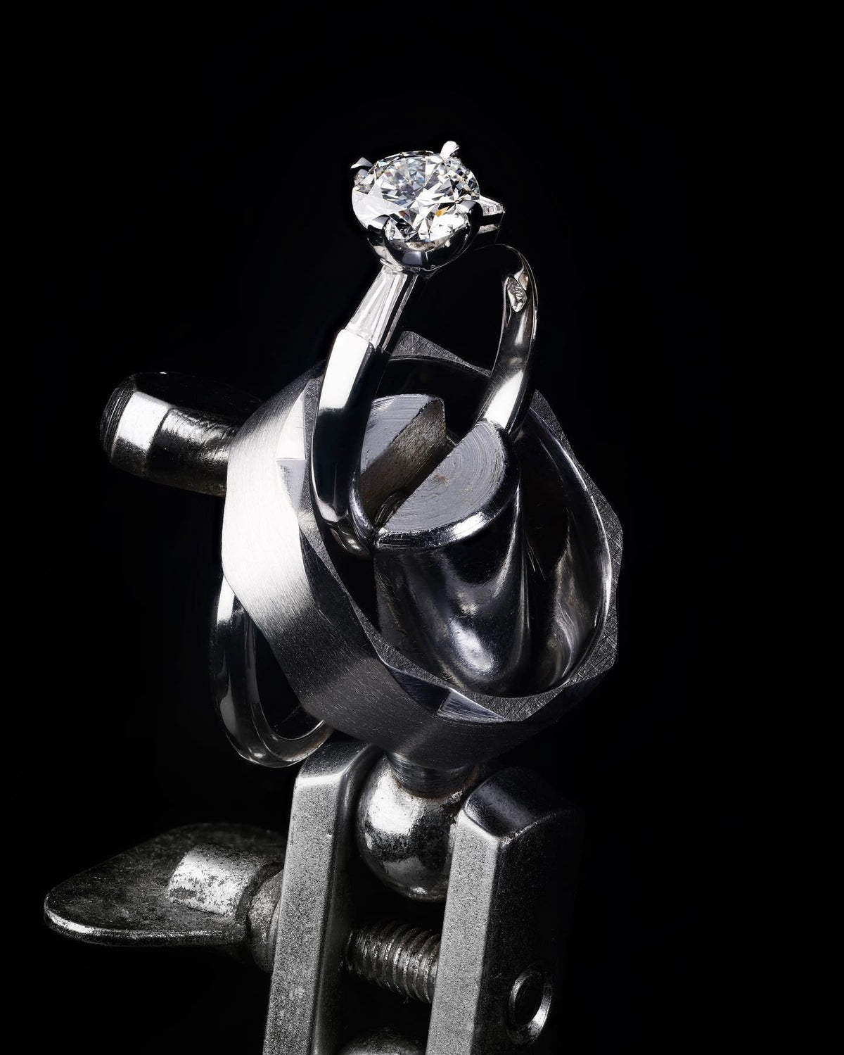 1ct fine white round brilliant cut diamond in a north-south oriented four claw setting and inverted tapered ba - PG-BI-401 - image 1