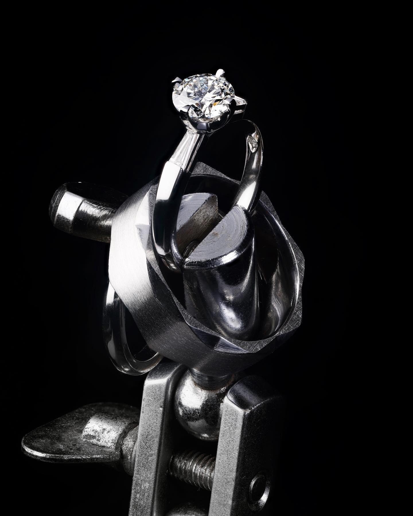 1ct fine white round brilliant cut diamond in a north-south oriented four claw setting and inverted tapered ba - PG-BI-401 - image 1